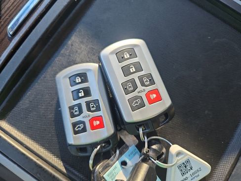 Used 2017 Toyota Sienna XLE image 37