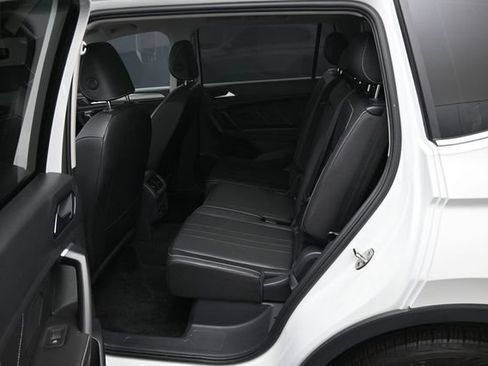 Used 2023 Volkswagen Tiguan SE w/ Panoramic Sunroof Package FWD image 28