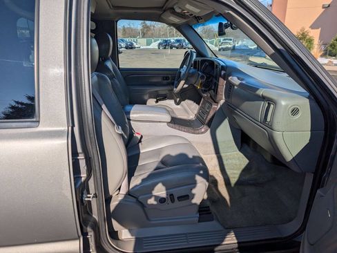Used 2005 GMC Yukon XL Denali image 11
