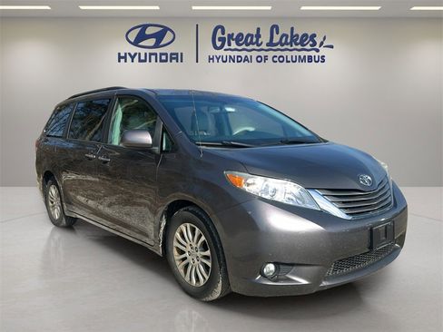 Used 2012 Toyota Sienna XLE w/ Entertainment Pkg image 7
