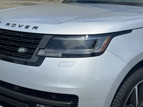 Used 2025 Land Rover Range Rover SE AWD/4WD image 12