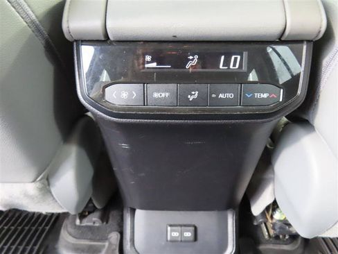 Used 2022 Toyota Highlander XLE AWD/4WD image 32