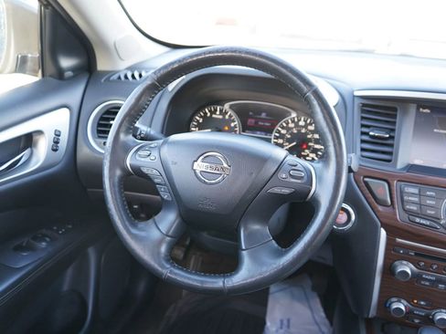 Used 2020 Nissan Pathfinder Platinum FWD image 18