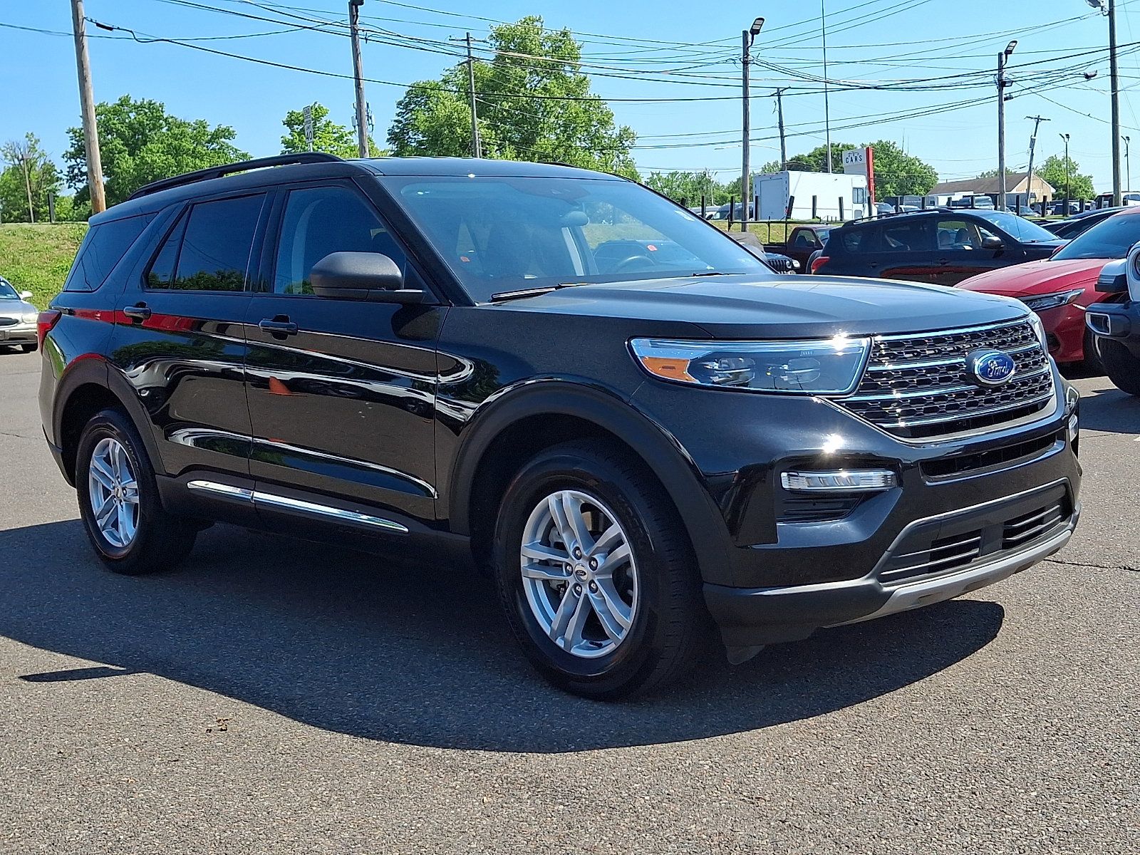 Used 2023 Ford Explorer XLT w/ Equipment Group 202A AWD/4WD image 3