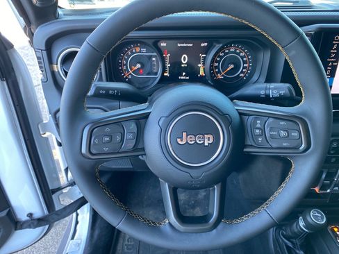 Used 2025 Jeep Gladiator Overland AWD/4WD image 11