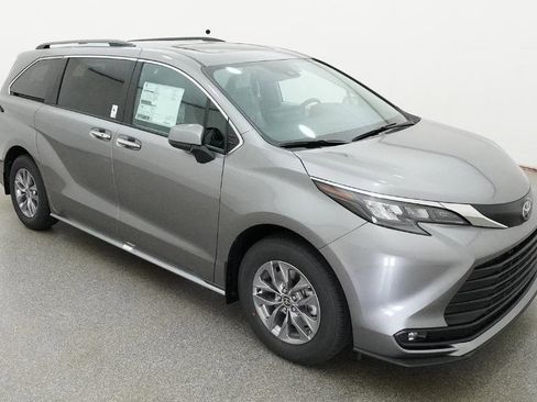 New 2026 Toyota Sienna XLE image 17