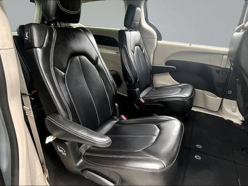 Used 2024 Chrysler Pacifica Touring-L FWD image 24