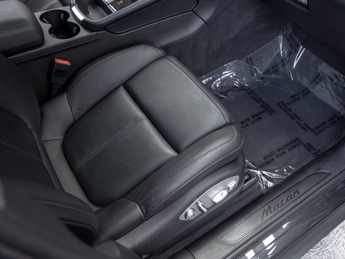 Certified 2023 Porsche Macan AWD/4WD image 53