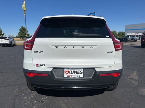 Used 2024 Volvo XC40 B5 Core image 13