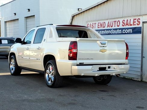 Used 2013 Chevrolet Avalanche LTZ image 3