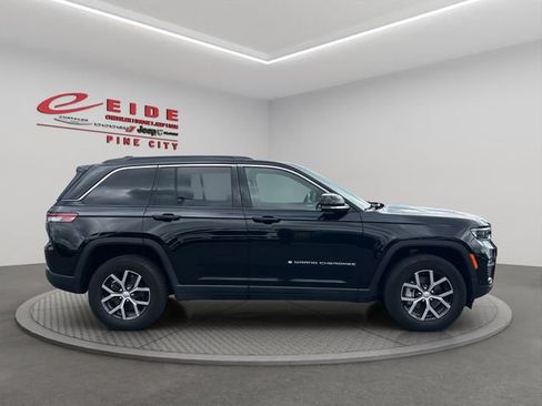 Used 2025 Jeep Grand Cherokee Limited w/ Luxury Tech Group II AWD/4WD image 11