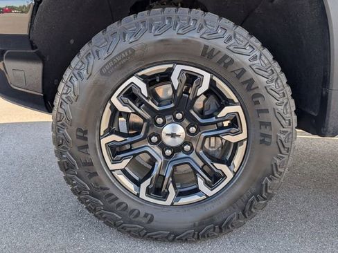 Used 2022 Chevrolet Silverado 1500 ZR2 image 13