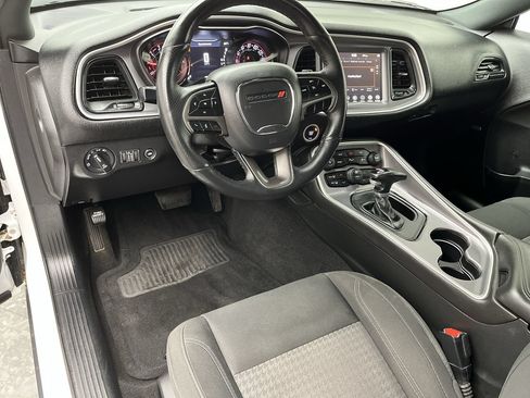 Used 2019 Dodge Challenger SXT w/ Driver Convenience Group RWD image 4