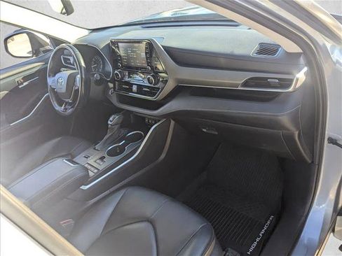 Used 2021 Toyota Highlander XLE image 22