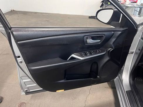 Used 2016 Toyota Camry SE image 25