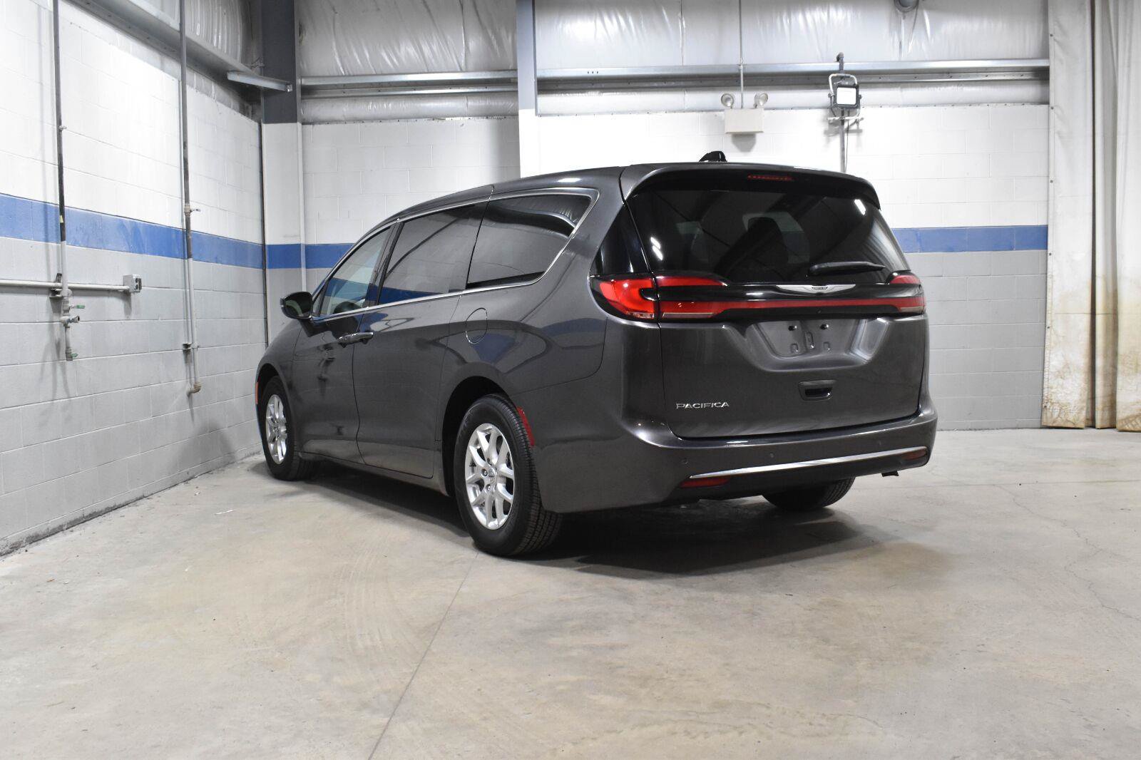 Used 2023 Chrysler Pacifica Touring-L FWD image 23