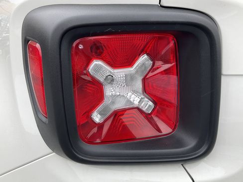 Used 2023 Jeep Renegade Latitude AWD/4WD image 10