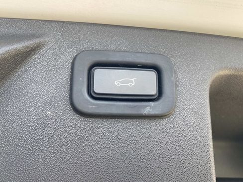 Used 2022 Land Rover Discovery Sport SE image 9