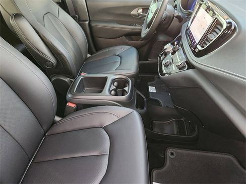 New 2026 Chrysler Pacifica Select image 10