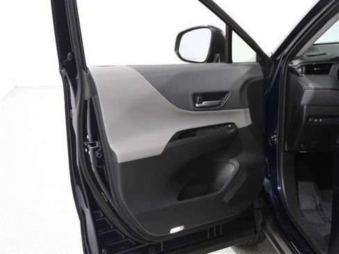 Used 2021 Toyota Venza LE w/ Carpet Mat Package (TMS) image 4