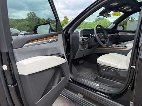 Used 2025 Cadillac Escalade Sport Platinum w/ LPO, ONYX Package AWD/4WD image 31