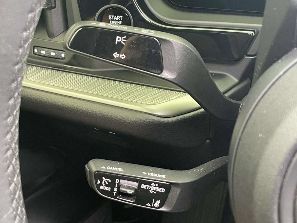 Certified 2025 Porsche Cayenne AWD/4WD image 40