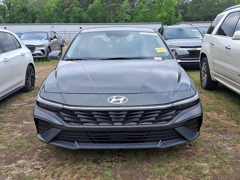 Used 2025 Hyundai Elantra SEL FWD image 2