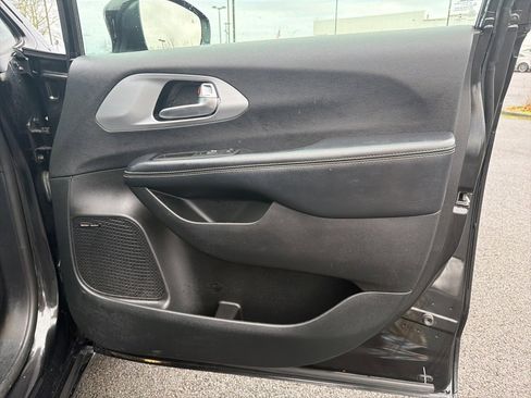 Used 2019 Chrysler Pacifica Limited w/ Advanced Safetytec Group image 26