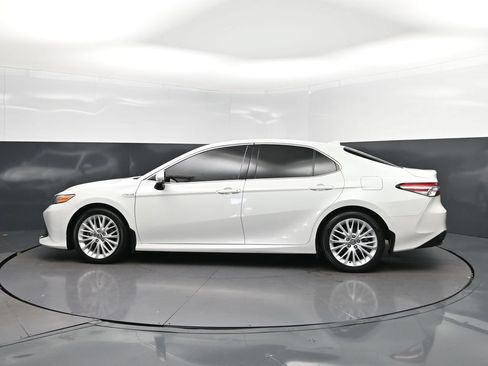 Used 2020 Toyota Camry XLE FWD image 4