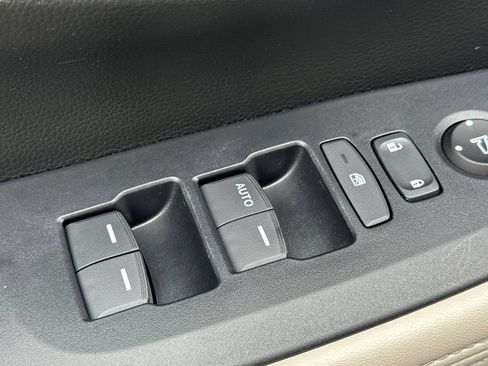 Used 2025 Honda HR-V LX image 13