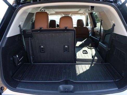 Certified 2025 Nissan Pathfinder Platinum FWD image 8