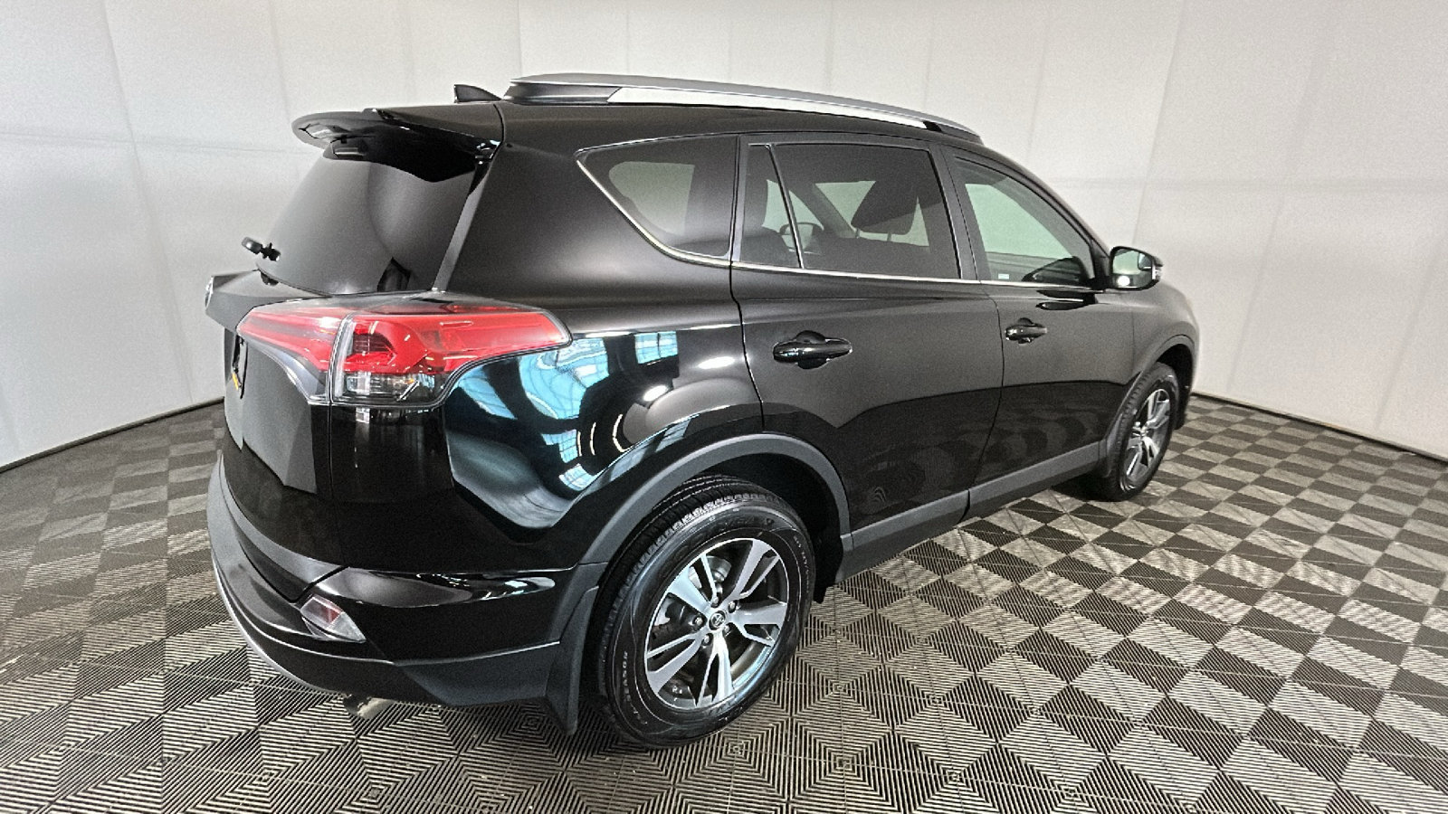 Used 2017 Toyota RAV4 XLE w/ All Weather Liner Package AWD/4WD image 3