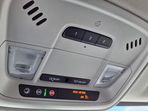 Used 2021 Chevrolet Traverse LT image 16