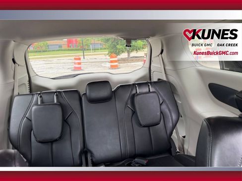 Used 2023 Chrysler Pacifica Touring-L FWD image 6