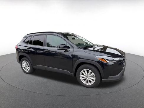 Used 2025 Toyota Corolla Cross LE FWD image 2