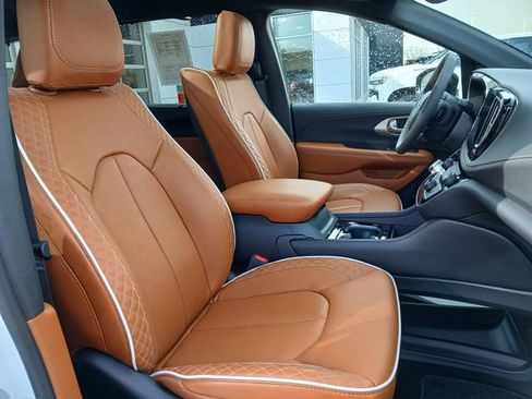 Used 2025 Chrysler Pacifica Pinnacle FWD image 15