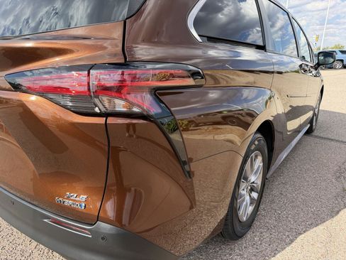 Used 2021 Toyota Sienna XLE FWD image 15
