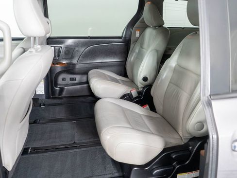 Used 2017 Toyota Sienna Limited AWD/4WD image 11