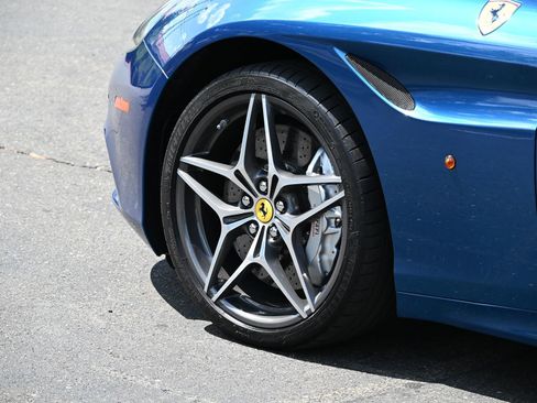 Used 2015 Ferrari California T RWD image 23