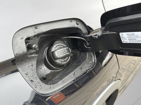 Used 2022 Volkswagen Tiguan SE R-Line image 32