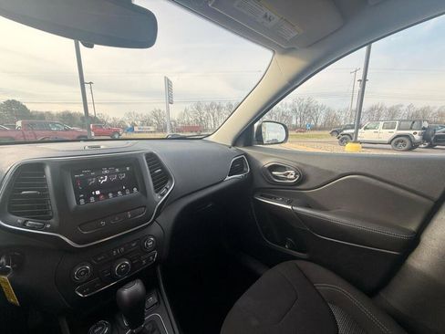 Used 2021 Jeep Cherokee Latitude w/ Safety Group image 22