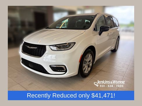 Used 2026 Chrysler Pacifica Limited FWD image 1