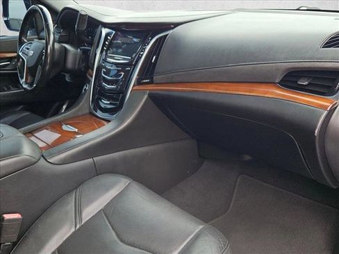 Used 2019 Cadillac Escalade Luxury image 24