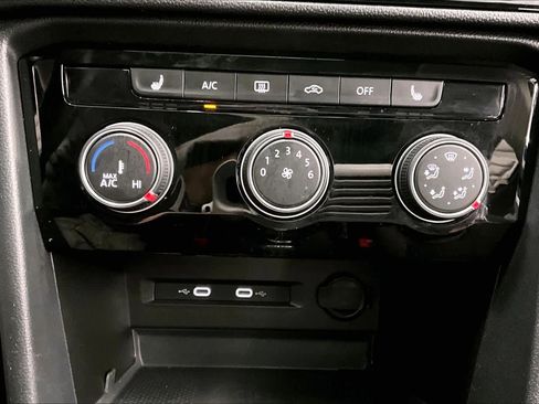 Used 2023 Volkswagen Taos SE w/ Panoramic Sunroof Package image 36