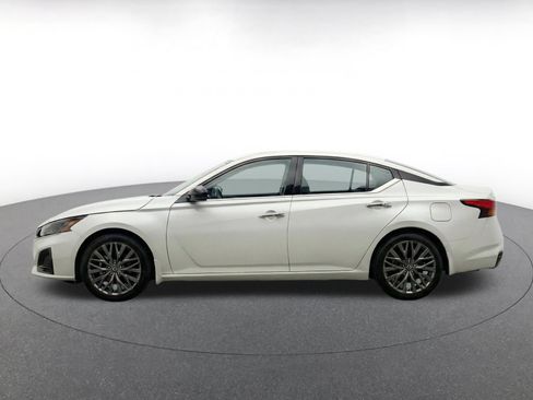 Used 2025 Nissan Altima 2.5 SV FWD image 4