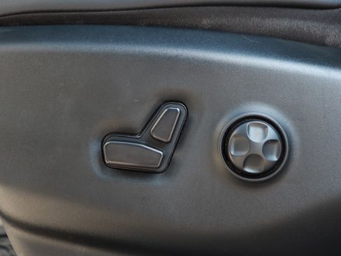 Used 2024 Chrysler Pacifica Touring-L FWD image 19