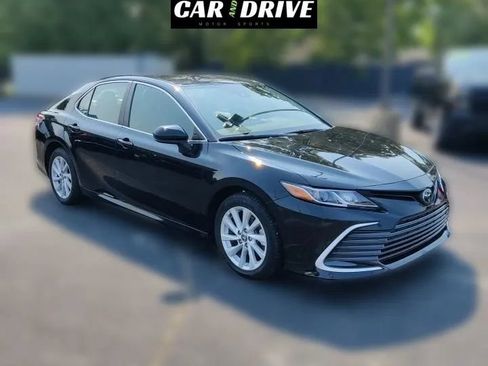 Used 2022 Toyota Camry LE w/ Carpet Mat Package (TMS) FWD image 6