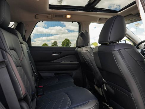 New 2025 Nissan Pathfinder Platinum image 13