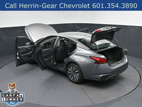Used 2024 Nissan Altima 2.5 SV FWD image 2