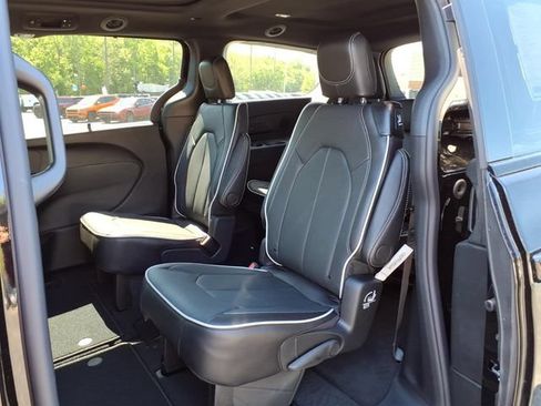 New 2027 Chrysler Pacifica Limited w/ S Appearance Package FWD image 29